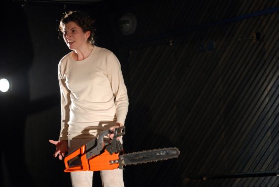 Kopřivnický klub Nora se před týdnem proměnil v experimentální divadelní scénu. Soubor pražského divadla Meetfactory zde odehrál znepokojující inscenaci O holčičce.
FOTO: DAVID MACHÁČEK