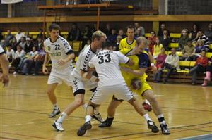 Házenkáři Kopřivnice v minulosti dokázali Karvinou doma nejednou potrápit, tentokrát ale úřadující mistr neměl větší problémy a odvezl si vítězství 33:27.
FOTO: JANA FEILHAUEROVÁ
