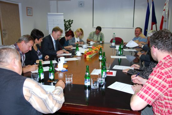 Každý z jedenácti zastupitelů nově vzniklé koalice v pátek podepsal jednu z kopií stručné koaliční dohody, na základě které bude fungovat povolební spolupráce ODS, KDU-ČSL, Šance 2010 a SNK.
FOTO: DANA HOĎÁKOVÁ