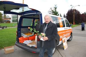 Zdeněk Besta ještě v den zahájení druhého kola voleb agitoval v Kopřivnici. Jeho snažení bylo korunováno úspěchem, stal se novým senátorem pro Novojičínsko.
FOTO: DANA HOĎÁKOVÁ