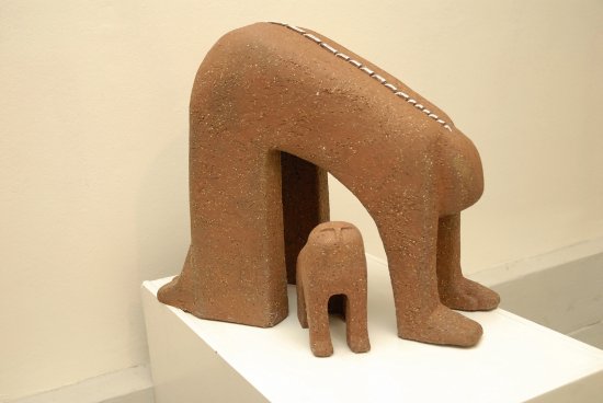 Hliněné plastiky Evy Gajdošíkové z cyklu Obratlovci jsou součástí aktuální výstavy Podivná stvoření, která je momentálně k vidění v kopřivnické Galerii ve vile. 
FOTO: DAVID MACHÁČEK