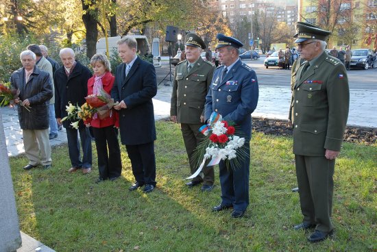 Lidé si v předvečer státního svátku připomněli dvaadevadesáté výročí založení samostatného Československa. Květiny k pomníku TGM položili představitelé města a dalších organizací. 
FOTO: DAVID MACHÁČEK