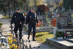 Strážníci městské policie byli v období ’Dušiček’ častěji k vidění na hřbitovech v Kopřivnici i v místních částech.
FOTO: DAVID MACHÁČEK