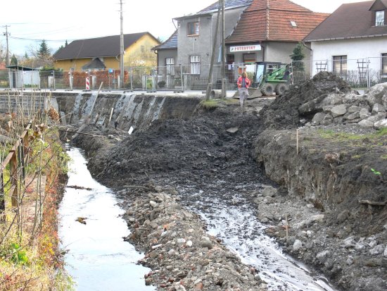 V Ženklava probíhají práce na zpevnění břehů, které podemlela velká voda. Ta se obcí prohnala vloni v létě. Stavební práce omezily dopravu, která je řízena semafory.
FOTO: ILONA MAZALOVÁ