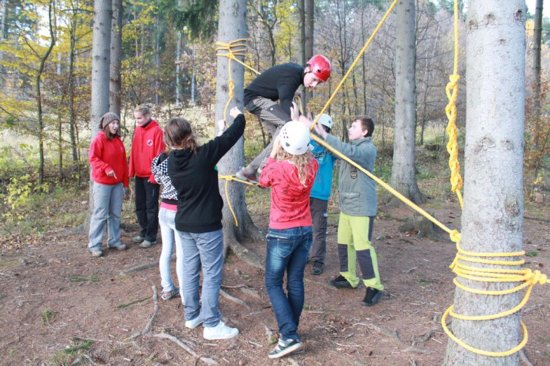 Lanové aktivity, ať už nízko při zemi, nebo ve výškách, byly jednou z nejatraktivnějších činností pětidenního kurzu pro žáky druhého stupně ZŠ Alšova.
FOTO: JIŘÍ ŠTĚPÁN