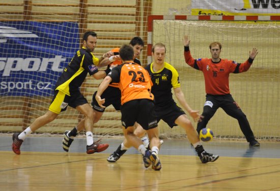 Kopřivnická obrana byla v utkání s Jičínem solidní, doplatila však na výpadky v závěrech obou poločasů.
FOTO: JANA FEILHAUEROVÁ