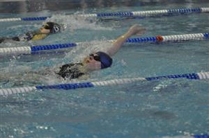 Eva Moudrá z plaveckého klubu SK Kopřivnice se  na domácí Velké ceně nejvýše prosadila na padesátce znak, kde skončila šestá.
FOTO: JANA FEILHAUEROVÁ