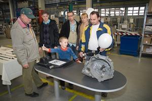 Řada lidí minulou sobotu využila možnosti prohlédnout si výrobní závod společnosti Dura, která tím oslavila deset let působení ve městě.
FOTO: DURA AUTOMOTIVE