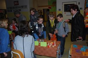 Prodej výrobků žáků Základní školy sv. Zdislavy již několik let slouží k hrazení nákladů na adoptivní dítě školy. Již druhým rokem jimi hradí studium 19leté dívky z Indie.
FOTO: DANA HOĎÁKOVÁ