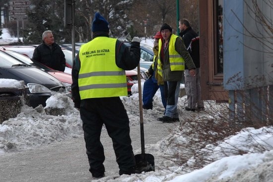 Momentálně patří k nejčastější pracovní náplni lidí vykonávajících veřejnou službu úklid sněhu v ulicích. Práce těchto lidí městu přinesla milionovou úsporu.
FOTO: DAVID MACHÁČEK
