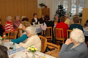 V klubu seniorů se zájemci na besedě dozvěděli zajímavosti z oblasti sociálních zákonů, které vstoupí v platnost v průběhu příštího roku.
FOTO: DAVID MACHÁČEK