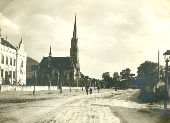 Tak vypadala Kopřivnice v době, kdy se z obce stal městys. Snímek prostranství před měšťanskou školou a kostelem byl pořízen okolo roku 1911.   
POUŽITÉ FOTOGRAFIE: ARCHIV MUZEA FOJTSTVÍ