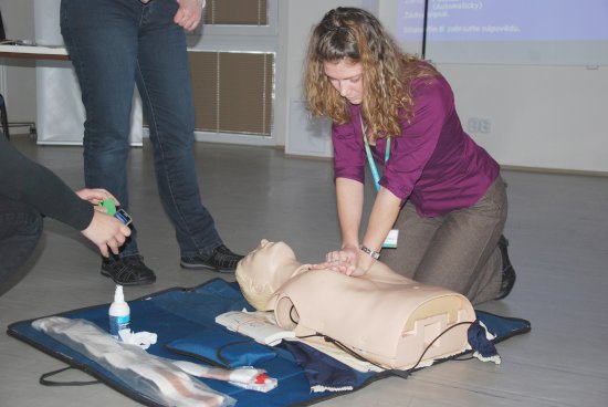 Také letos byli proškoleni pracovníci radnice v poskytování první pomoci. Školení prováděla zdravotní sestra z Lékařské záchranné služby z Nového Jičína Pavla Musilová.
FOTO: DANA HOĎÁKOVÁ