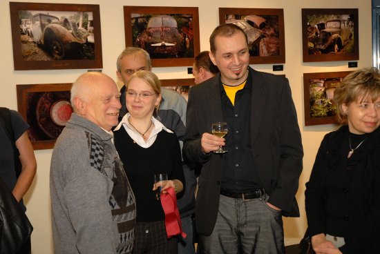 Autor výstavy netradičních fotografií Vladimír Cettl (na snímku se skleničkou) obdivuje jeden z vystavených vraků, které jsou jeho častými fotomodely.                                                       
FOTO: DAVID MACHÁČEK