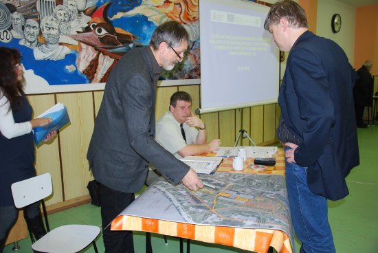 Architekt města Milan Šmíd (vpravo) diskutuje před zahájením veřejného projednávání se zpracovateli návrhu konceptu změn 2. etapy revitalizace sídliště Jih.
FOTO: DANA HOĎÁKOVÁ