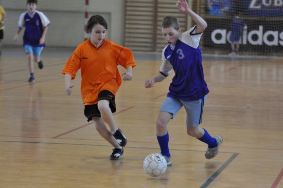 ZŠ Alšova Kopřivnice a ZŠ Veřovice skončily v předvánočním turnaji základních škol v halové kopané v poli poražených.
FOTO: JANA FEILHAUEROVÁ