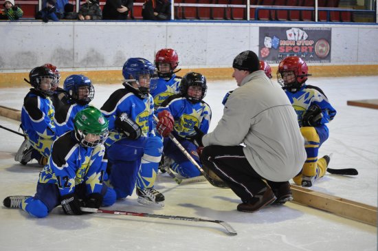 Kopřivnický hokejový A tým třetí třídy poslouchá po první třetině utkání s Třincem pokyny trenéra Radka Fojtíka. Nakonec slavil v 18. kole ligy přípravek vítězství 9:8. 
FOTO: JANA FEILHAUEROVÁ