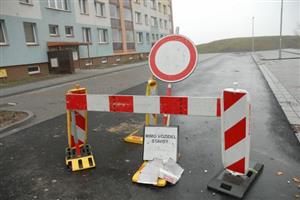 Zdánlivě hotové parkoviště před domy na sídlišti Sever budí nevoli nájemníků. Vzhledem k nedodělkům jej totiž nebudou moci až do jara využívat.
FOTO: DAVID MACHÁČEK