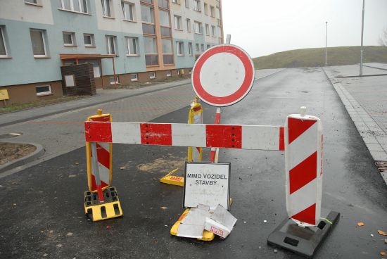 Zdánlivě hotové parkoviště před domy na sídlišti Sever budí nevoli nájemníků. Vzhledem k nedodělkům jej totiž nebudou moci až do jara využívat.
FOTO: DAVID MACHÁČEK