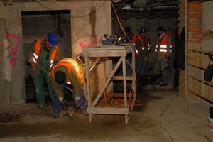 Demoliční práce na objektu budoucí stravovny domova pro seniory jsou už skončeny. Tento týden dělníci dokončují kanalizaci. Přestože stavba má být hotova až v září, budoucí provozovatel dietní kuchyně je již znám.
FOTO: DAVID MACHÁČEK