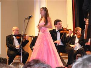 Tradiční novoroční koncert zcela vyprodal velký sál příborského kulturního domu včetně galerie. Návštěvníci se nejvíc těšili na vystoupení Patricie Janečkové.
FOTO: ILONA MAZALOVÁ