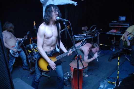 Kapela Valerian’s Future byla poslední, která koncertovala v Nora Music Clubu před jeho uzavřením. Závěrečnou párty v klubu si 30. 12. 2010 nenechalo ujít mnoho jeho fanoušků. 
FOTO: D. MACHÁČEK