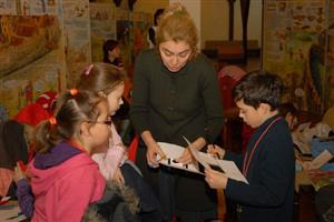 Žáci ZŠ Alšova si pod vedením výtvarnice Lucie Seifertové vyzkoušeli, jaké to je vyrábět prostorové obrázky.
FOTO: DAVID MACHÁČEK