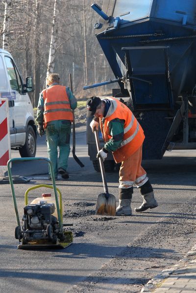 Oblevy využilo Slumeko k opravám některých nebezpečných výtluků na silnicích. Na začátku týdne pracovali na ulici Dělnické, která už balancovala na hranici sjízdnosti.
FOTO: DAVID MACHÁČEK