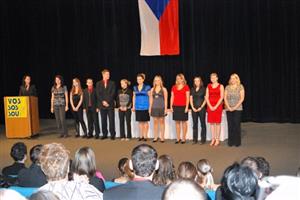 Dalších jednadvacet absolventů zdejší vyšší odborné školy si před týdnem v kulturním domě převzalo své diplomy.
FOTO: ARCHIV ŠKOLY