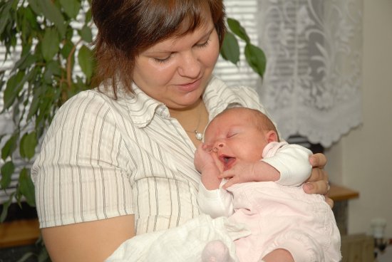 Prvním letošním kopřivnickým miminkem se stala Sofie Smoľarová. Od města dostala dárkový balíček, který jí předal starosta.
FOTO: DAVID MACHÁČEK