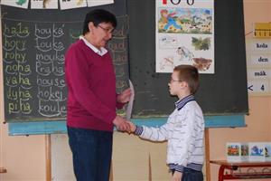 Žáci prvních tříd si v pondělí přišli pro své první školní vysvědčení. Jednodenní pololetní prázdniny na ně čekají zítra.
FOTO: DANA HOĎÁKOVÁ