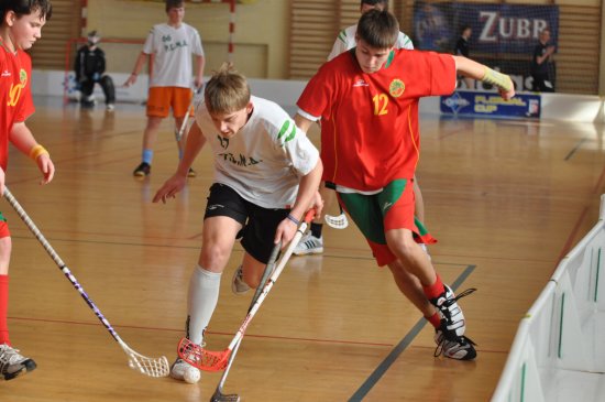 Ve finále krajského kola Orion Florbal Cupu starších chlapců porazila Kopřivnice Opavu 5:1. Ve skupině B Opava jen remizovala s Horní Suchou (na snímku), přesto ji vyhrála. 
FOTO: J. FEILHAUEROVÁ