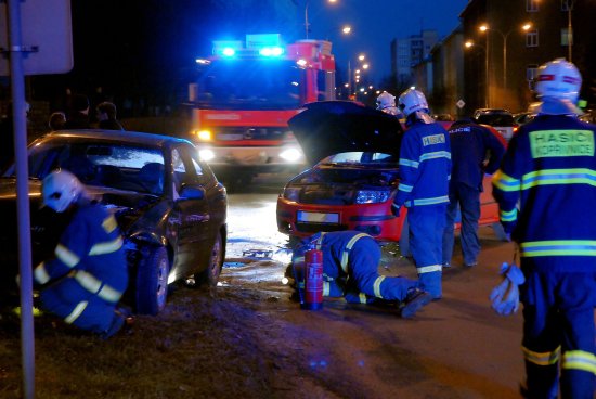 Statistika dopravních nehod ze začátku letošního roku už má několik desítek zraněných lidí. Další přibyl v pondělí po půl sedmé ráno, kdy došlo ke srážce dvou osobních automobilů v Kopřivnici na ulici Obránců míru.
FOTO: DAVID MACHÁČEK