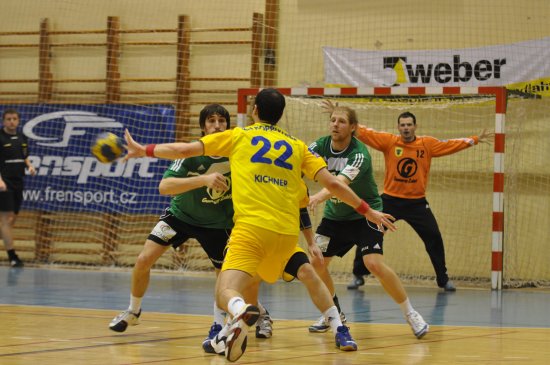 Zuberská obrana nebyla ve druhé půli stejně vynikající jako v první, přesto favorizované Zubří v Kopřivnici bez velkých problémů vyhrálo.
FOTO: JANA FEILHAUEROVÁ