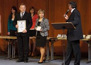 Představitelé Kopřivnice převzali na konferenci v Chrudimi Stříbrný stupeň ceny ministerstva vnitra za kvalitu a inovaci ve veřejné správě.
FOTO: ARCHI NSZM