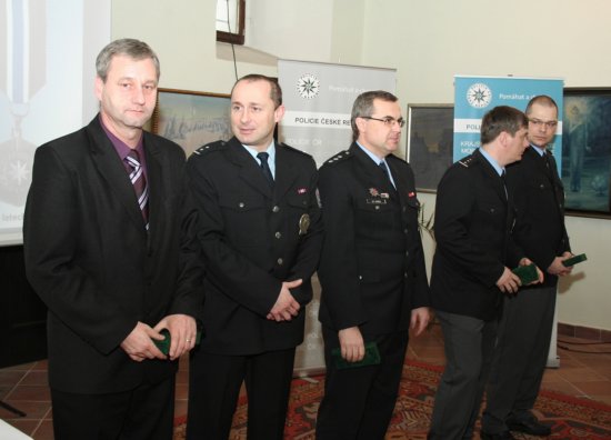 Policie tradičně oceňovala své nejlepší pracovníky. Mezi oceněnými byl také zástupce vedoucího Obvodního oddělení Kopřivnice Jiří Vašek (v brýlích uprostřed).
FOTO: ROSTISLAV LESKOVJAN