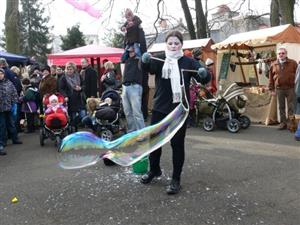 Velkou pozornost zejména mezi dětmi vzbudily mýdlové kreace kouzelnice s mýdlovými bublinami. Většina výtvorů nestihla dopadnout na zem a stávala se pomyslnou kořistí nejmenších. 
FOTO: ILONA MAZALOVÁ