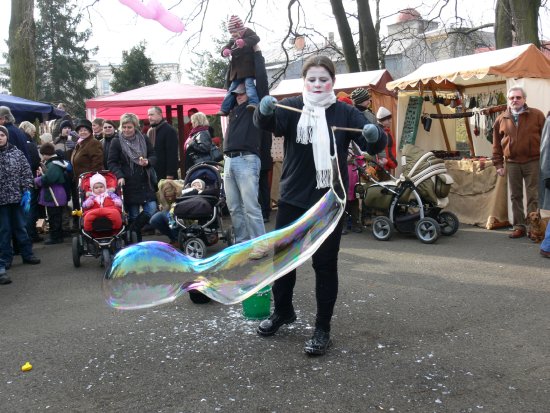Velkou pozornost zejména mezi dětmi vzbudily mýdlové kreace kouzelnice s mýdlovými bublinami. Většina výtvorů nestihla dopadnout na zem a stávala se pomyslnou kořistí nejmenších. 
FOTO: ILONA MAZALOVÁ