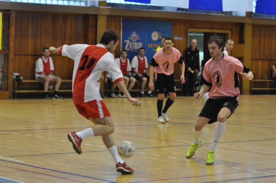 Celek UEFA si v semifinále bez problémů poradil s týmem Relax 03 (na snímku) a ve finálovém dramatu pak porazil 1. FC Bari 2:1, což jej vyneslo na trůn letošního Ámos Cupu.       
FOTO: J. FEILHAUEROVÁ