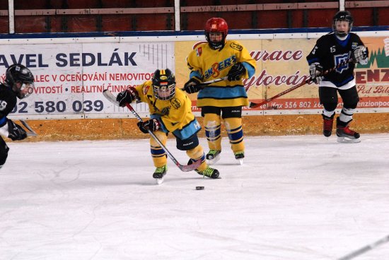 Čtvrtá třída kopřivnického hokejového klubu podlehla v nedělním utkání krajské ligy přípravek Havířovu Panters 3:6. Nedařilo se bohužel ani dalším kategoriím).
FOTO: DAVID MACHÁČEK