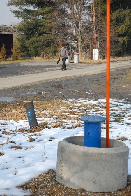 Průzkumné vrty v místech někdejší skládky kalů prokázaly, že pod zemí se nacházejí nebezpečné látky. Nejdražší varianta sanace by mohla přijít až na 180 milionů korun.             
FOTO: DAVID MACHÁČEK
