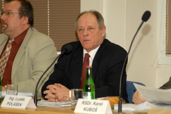 Luděk Polášek (uprostřed) složil slib zastupitele a přesto, že se nejvyšší kolektivní orgán města sešel teprve potřetí, je už druhým náhradníkem z řad ČSSD. 
FOTO: DAVID MACHÁČEK