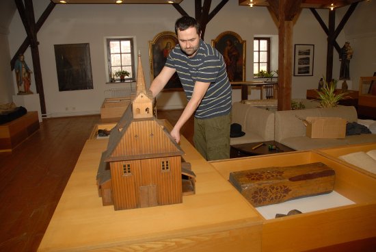 Ondřej Šalek z Muzea Fojtství při instalaci modelu bývalého kopřivnického kostela na výstavě věnované historii zdejších sakrálních památek. Expozice byla otevřena před týdnem.  
FOTO: DAVID MACHÁČEK