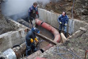Část Kopřivnice napojená na systém centrálního vytápění byla téměř celou sobotu bez tepla a teplé vody. Důvodem byla oprava havárie na jednom z hlavních horkovodních potrubí.
FOTO: DANA HOĎÁKOVÁ