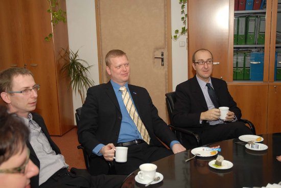 V rámci svého pobytu na severu Moravy navštívil kopřivnickou radnici předseda KDU-ČSL Pavel Bělohrádek (uprostřed). Zajímal se nejen o fungování koalice, ale také o běžné problémy města.
FOTO: DAVID MACHÁČEK