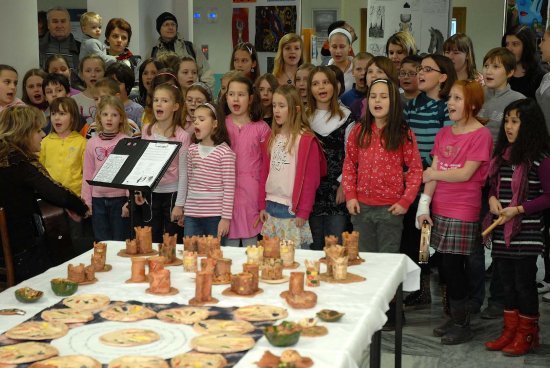 Zahájení výstavy výtvarných prací ZŠ 17. listopadu doprovodil také pěvecký sbor tamních žáků.