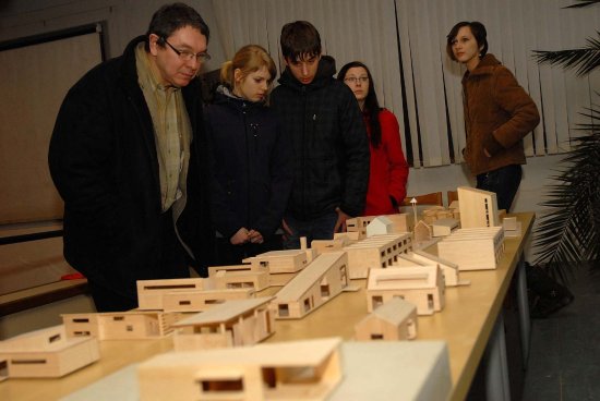 Součástí nově otevřené výstavy studia Kamil Mrva Architects jsou také modely připravovaných i realizovaných staveb.