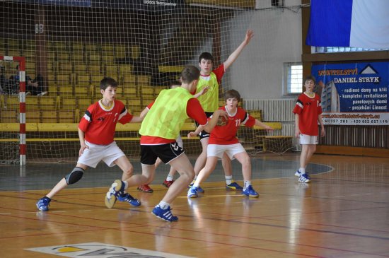 Mladší žáci kopřivnického klubu házené v domácím turnaji Česko-Slovenské ligy nestačili pouze na Povážskou Bystrici, která vyhrála nejen v místní hale, ale i celkově.
FOTO: JANA FEILHAUEROVÁ