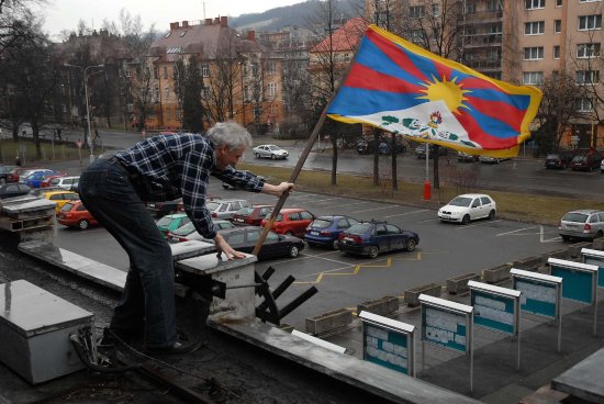 Tibetská vlajka minulý týden znovu po roce zavlála na průčelí kopřivnické radnice. Symbolická podpora se ve městě stala tradicí.
FOTO: DAVID MACHÁČEK