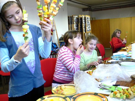 Děti ze Skotnice se scházejí na úřadě, kde se věnují hrám, vaření a vyrábění dekorací. Tentokrát vyráběly ovocné špízy, které pokud nebyly ihned snědeny, si odnášely domů.
FOTO: ILONA MAZALOVÁ